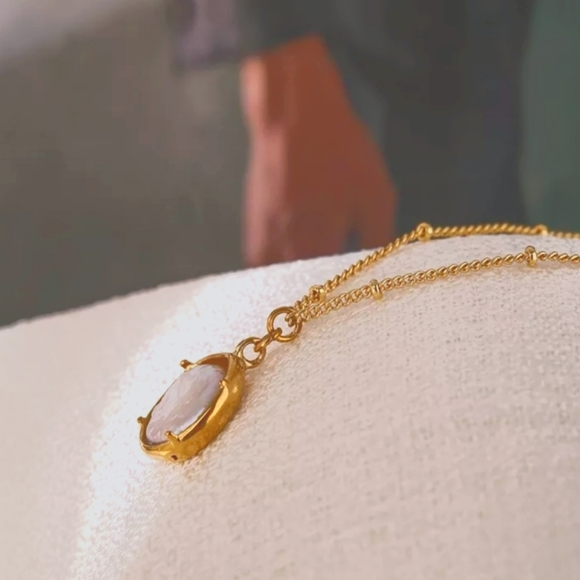 Exquisite Pearl Pendant Necklace - Picture 3 of 6